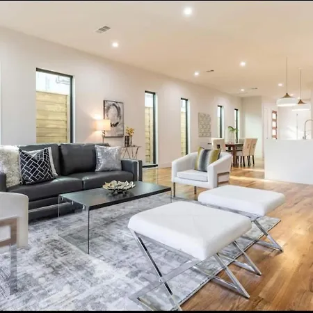 Townhouse Uptown Private Patio Villa